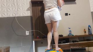 minha esposa so de fazer faxina me deixa de pau duro, gostosa