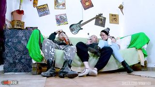 Kim Equinoxx : Double penetration as a christmas present