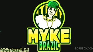 Diarista estava fasendo almoco mais quando eu vir ela na conzinha eu nao resestir e peguei ela e comir ela na conzinha e na sala