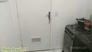 Diarista estava fasendo almoco mais quando eu vir ela na conzinha eu nao resestir e peguei ela e comir ela na conzinha e na sala