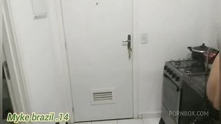 Diarista estava fasendo almoco mais quando eu vir ela na conzinha eu nao resestir e peguei ela e comir ela na conzinha e na sala