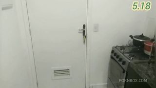 Diarista estava fasendo almoco mais quando eu vir ela na conzinha eu nao resestir e peguei ela e comir ela na conzinha e na sala completo no. RED