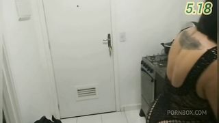 Diarista estava fasendo almoco mais quando eu vir ela na conzinha eu nao resestir e peguei ela e comir ela na conzinha e na sala completo no. RED