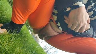 JUSTE A ECARTER LES JAMBES POUR POUVOIR PISSER DANS LA NATURE