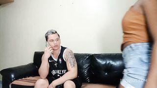 Gata negra gostosa com bunda linda fodida forte na bunda pelo novinho pauzudo no sofa