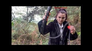 ATTACHE A UN ARBRE, JE FOUETTE UNE DE MES CHIENNES EN PLEINE NATURE !!!