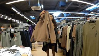 NUE SOUS MON MANTEAU JE FAIS DES ACHATS ET ME MONTRE NUE A UN INCONNU