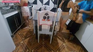 Jovens transando enquanto a milf lava louca