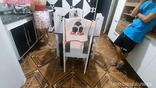 Jovens transando enquanto a milf lava louca