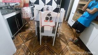 Jovens transando enquanto a milf lava louca