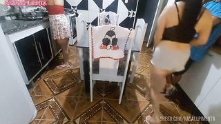 Jovens transando enquanto a milf lava louca