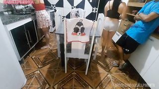 Jovens transando enquanto a milf lava louca