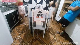 Jovens transando enquanto a milf lava louca