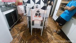 Jovens transando enquanto a milf lava louca