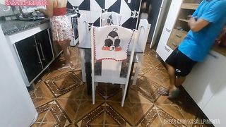 Jovens transando enquanto a milf lava louca