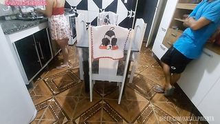 Jovens transando enquanto a milf lava louca