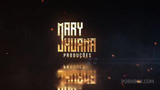 De volta ao banheiro colocando o plug no cuzinho - Mary Jhuana