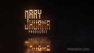 De volta ao banheiro colocando o plug no cuzinho - Mary Jhuana