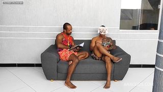 Dois alunos mim chamou pra eu fazer uma limpeza no seu AP so que eles me contrataram na intencao de me comer e eu safada gostei da ideia e logo dei meu rabo levando muita porra na boca e engolindo