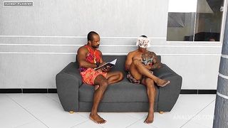 Dois alunos mim chamou pra eu fazer uma limpeza no seu AP so que eles me contrataram na intencao de me comer e eu safada gostei da ideia e logo dei meu rabo levando muita porra na boca e engolindo