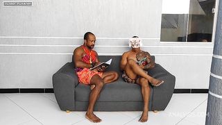 Dois alunos mim chamou pra eu fazer uma limpeza no seu AP so que eles me contrataram na intencao de me comer e eu safada gostei da ideia e logo dei meu rabo levando muita porra na boca e engolindo