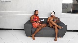 Dois alunos mim chamou pra eu fazer uma limpeza no seu AP so que eles me contrataram na intencao de me comer e eu safada gostei da ideia e logo dei meu rabo levando muita porra na boca e engolindo