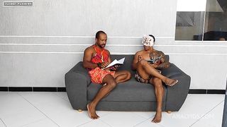 Dois alunos mim chamou pra eu fazer uma limpeza no seu AP so que eles me contrataram na intencao de me comer e eu safada gostei da ideia e logo dei meu rabo levando muita porra na boca e engolindo