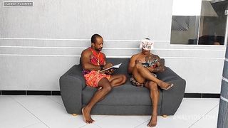 Dois alunos mim chamou pra eu fazer uma limpeza no seu AP so que eles me contrataram na intencao de me comer e eu safada gostei da ideia e logo dei meu rabo levando muita porra na boca e engolindo