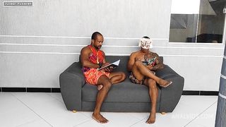 Dois alunos mim chamou pra eu fazer uma limpeza no seu AP so que eles me contrataram na intencao de me comer e eu safada gostei da ideia e logo dei meu rabo levando muita porra na boca e engolindo