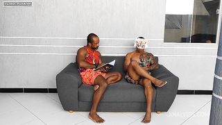 Dois alunos mim chamou pra eu fazer uma limpeza no seu AP so que eles me contrataram na intencao de me comer e eu safada gostei da ideia e logo dei meu rabo levando muita porra na boca e engolindo