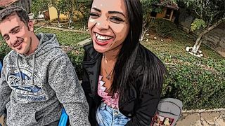 Festinha acaba em foda nos fundos do quintal