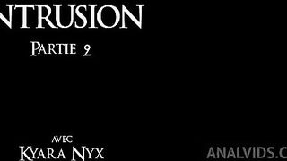 On s'introduit chez un inconnu avec la mere de mon pote, je la prend en anal contre un camion