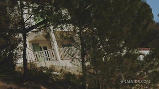 On s'introduit chez un inconnu avec la mere de mon pote, je la prend en anal contre un camion