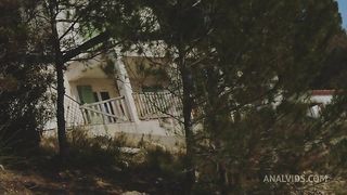 On s'introduit chez un inconnu avec la mere de mon pote, je la prend en anal contre un camion