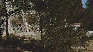 On s'introduit chez un inconnu avec la mere de mon pote, je la prend en anal contre un camion