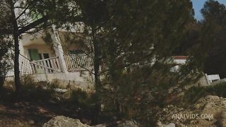 On s'introduit chez un inconnu avec la mere de mon pote, je la prend en anal contre un camion