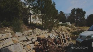 On s'introduit chez un inconnu avec la mere de mon pote, je la prend en anal contre un camion