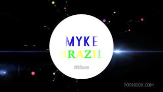 Eu fui em um motel encontrar com uma atriz gostosa ela e Alessandra Marques ela e uma delicia ela pediu pra gosar na boca dela