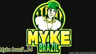 Minha patroa foi tomar banho e me pediu pra me levam a toalha,nao resistir e fiquei olhando ela no chuveiro mas a safada me pegou no flagra e me colocou para chupar sua boceta molhadinha