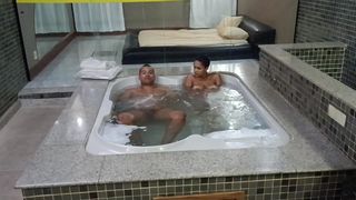 FUDENDO A BORBOLETA NA HIDROMASSAGEM