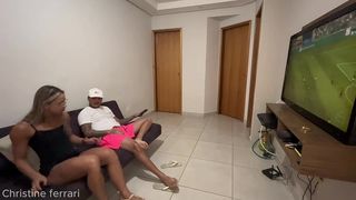 AMIGO VEIO ASSITIR JOGO . MARIDAO CORNO SAIU ENTAO APROVEITEI .