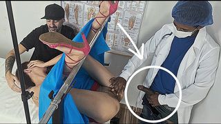 INSEMINADA PELO MEDICO DOTADO POR TRAS DO CORNO!