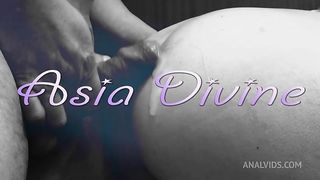 A turno la scopano nella sua camera da letto rompendole il culo - Asia Divine