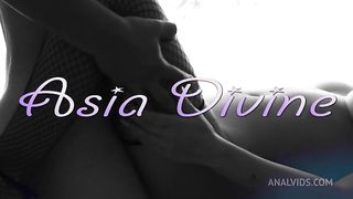 Mentre faccio la doccia voglio che ti masturbi - Asia Divine