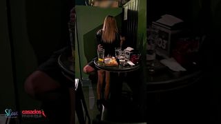 A SRA. MOEMA DANDO UNS BEIJOS NO SEGUIDOR NO MEIO DO BARZINHO EQUANTO O CORNO FOI NO BANHEIRO!