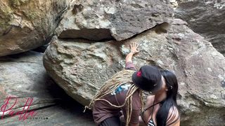 PAOLLA HOTWIFE EM UMA CAVERNA MISTERIOSA MAMANDO O CACETAO QUE TEM VIDA PROPRIA, GRANDE COMO ELA GOSTA E ENSINA O BRASIL A GOSTAR