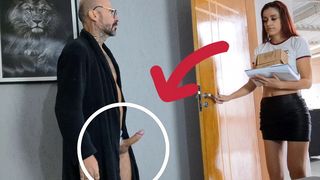 VOVO PERVERTIDO RECEBE ENTREGADORA COM PAU DE FORA!