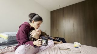 IENTRAS MI VECINA JUEGA VIDEOJUEGOS