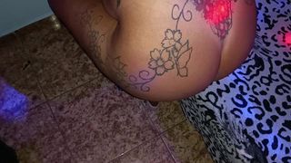 COROA PAGANDO UM BOQUETE E FODENDO DE QUATRO