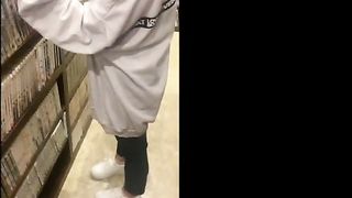 ネカフェのカップルシートで声をおしころして挿入♡思わず喘ぎ声が出て、、